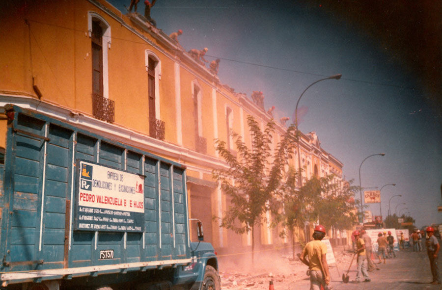 1987: Desmantelamiento de liceo en la comuna de Buin, Santiago.