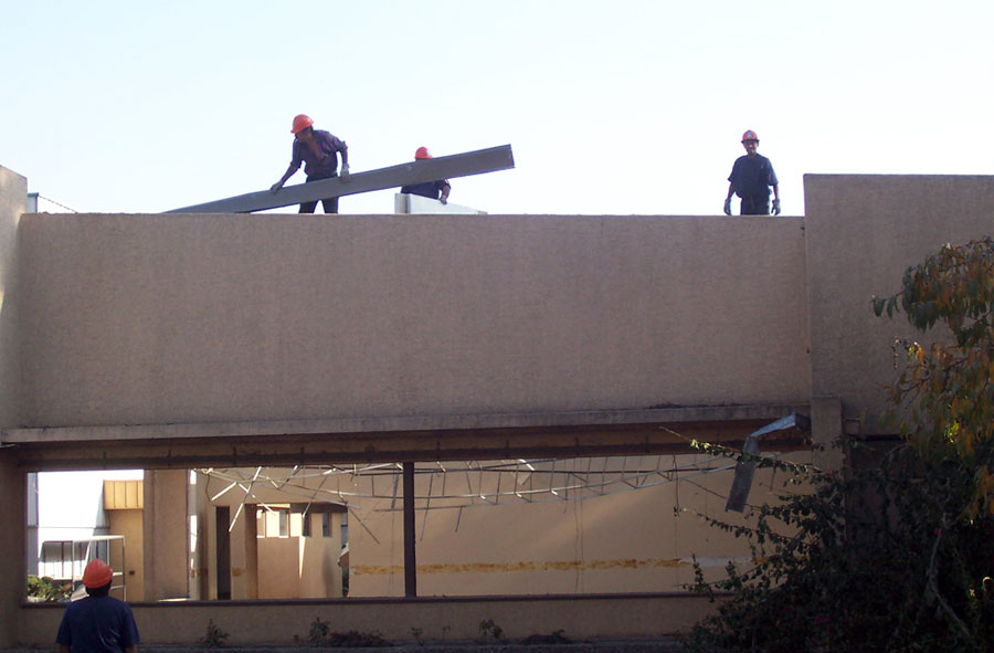 2007: Desmantelamiento de dependencias Laboratorio Saval, Panamericana Norte, Santiago.