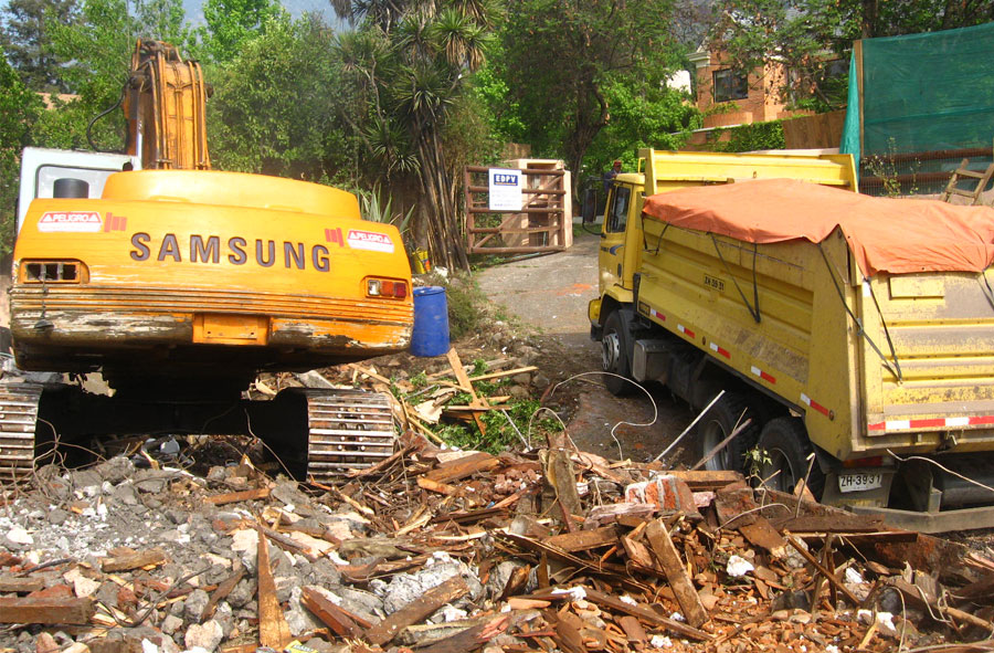 2007: Retiro de escombros mecanizado, Las Condes, Santiago.