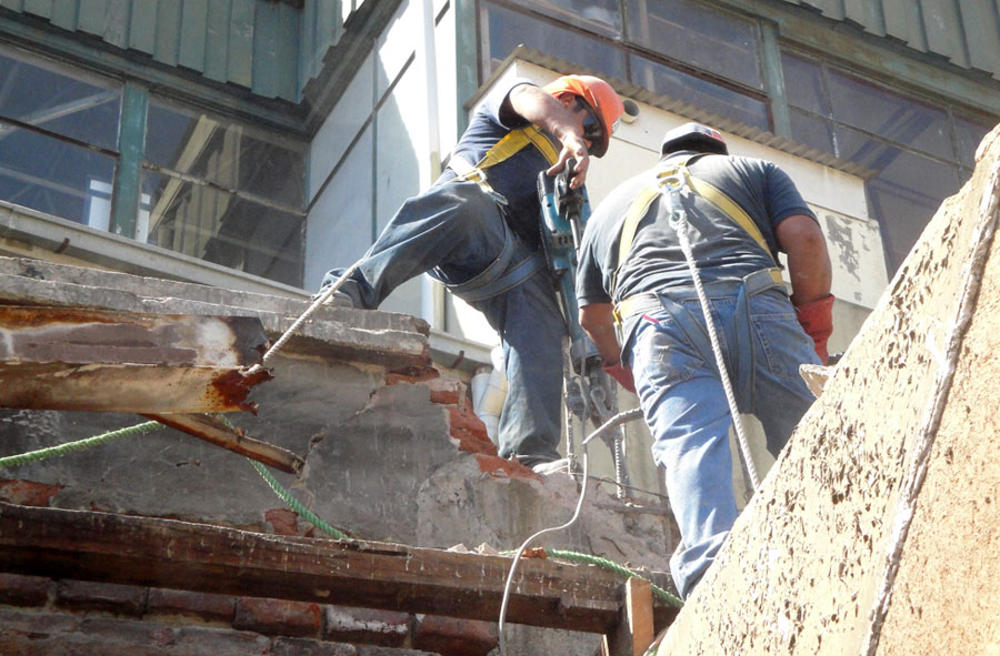 2010: Demolición con martillo percutor de dependencias Universidad Católica de Valparaíso.