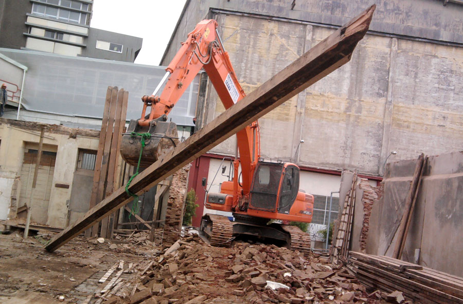 2010: Demolición con máquina excavadora de dependencias Universidad Católica de Valparaíso.