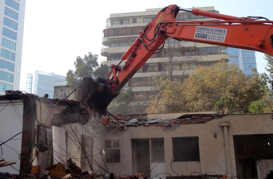2012: Demolición de casa con máquina excavadora, Las Azucenas, Santiago.