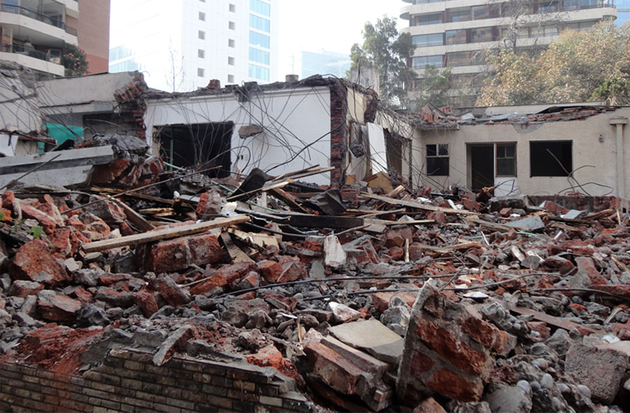 2012: Demolición de casa con máquina excavadora, Las Azucenas, Santiago.